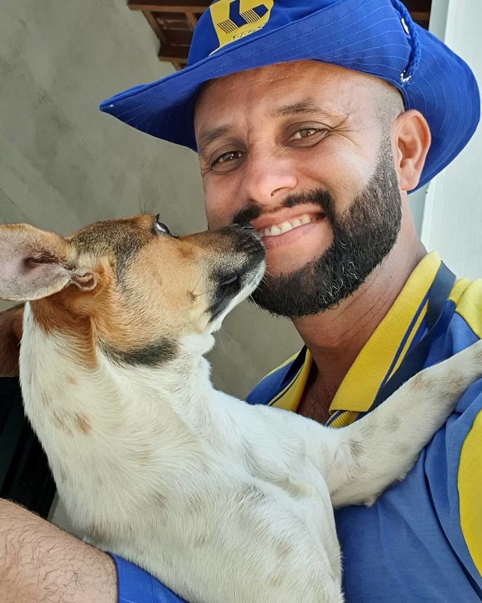 This Brazilian Postman Breaks The Stereotype That Dogs Don't Like Postmen (120 Pics)