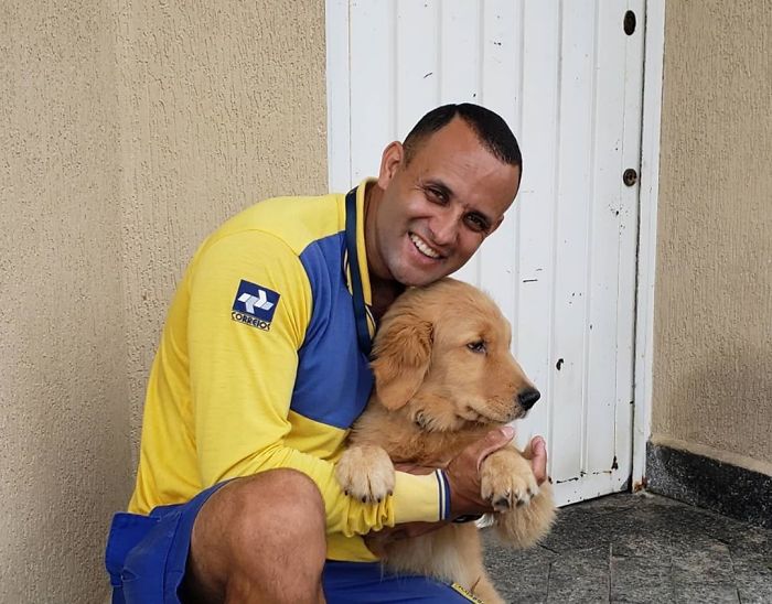This Brazilian Postman Breaks The Stereotype That Dogs Don't Like Postmen (120 Pics)