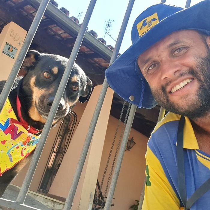 This Brazilian Postman Breaks The Stereotype That Dogs Don't Like Postmen (120 Pics)