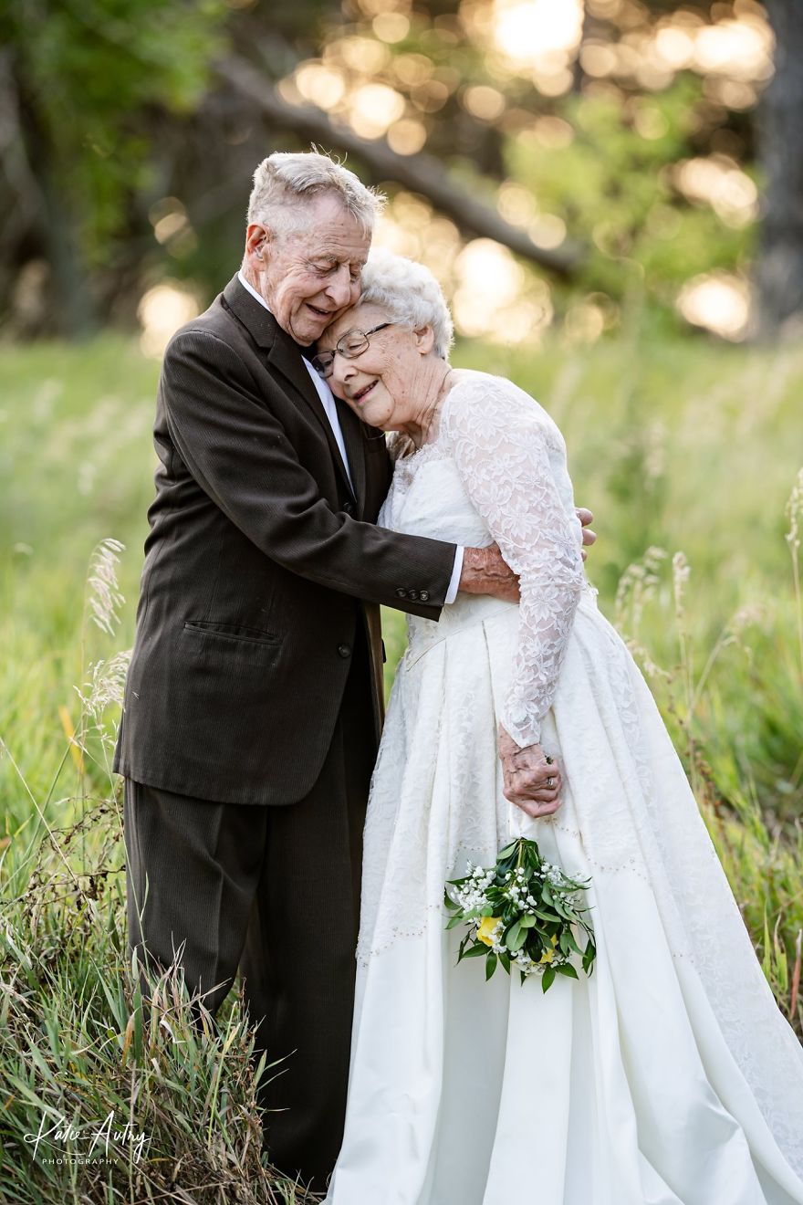 Couple Who’s Been Married For 60 Years Celebrate Their Wedding Anniversary With Photoshoot In Original Outfits Couple Who’s Been Married For 60 Years Celebrate Their Wedding Anniversary With Photoshoot In Original Outfits