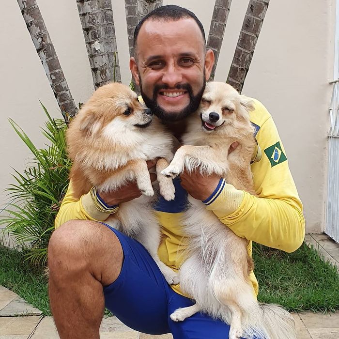 This Brazilian Postman Breaks The Stereotype That Dogs Don't Like Postmen (120 Pics)