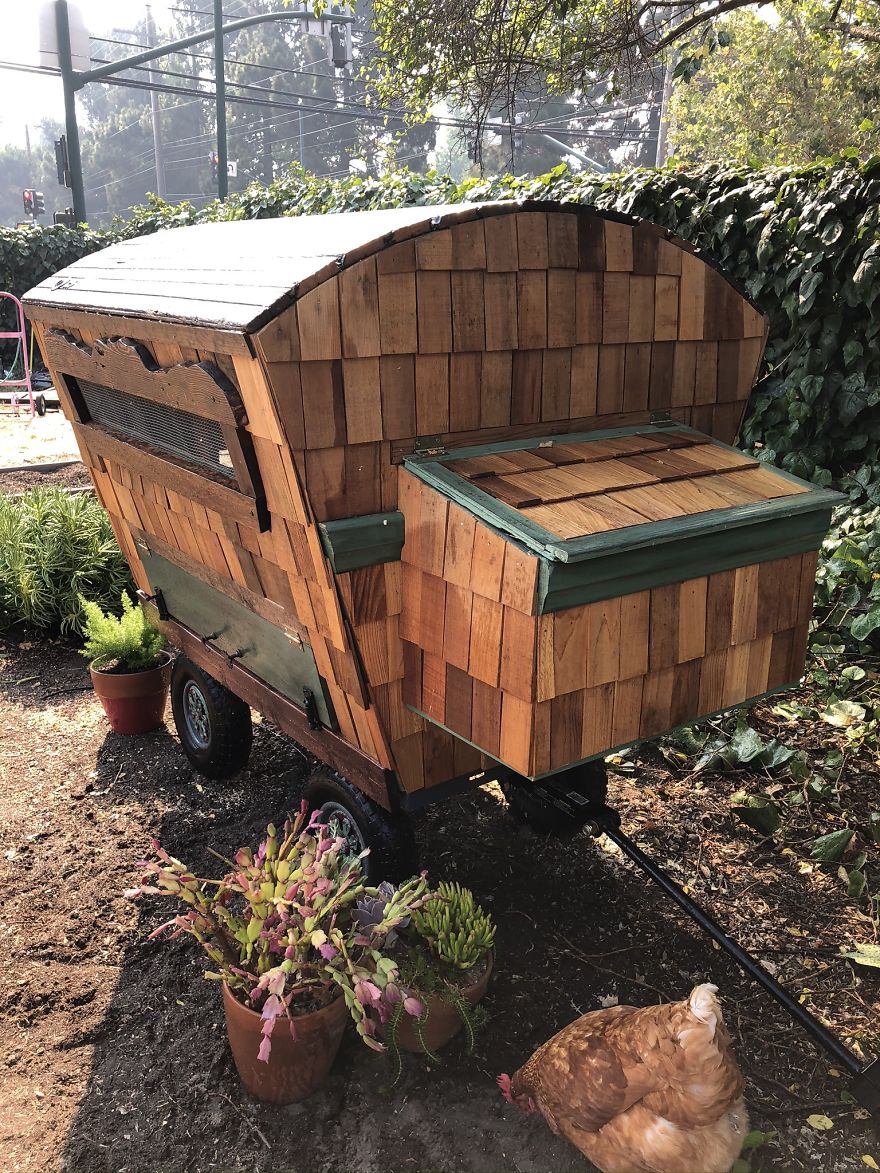 I've Built This DIY Chicken Coop Out Of Up-Cycled Items During Quarantine (16 Pics) I've Built This DIY Chicken Coop Out Of Up-Cycled Items During Quarantine (16 Pics)