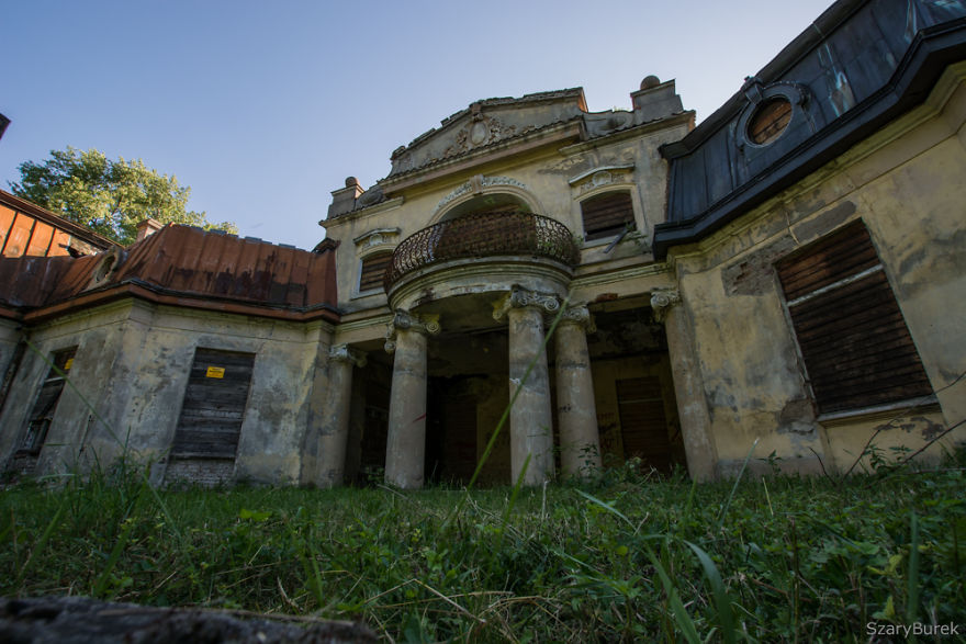 I Captured The Eerie Beauty Of this Abandoned Palace In Poland (30 Pics)