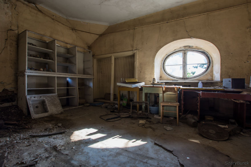 I Captured The Eerie Beauty Of this Abandoned Palace In Poland (30 Pics)