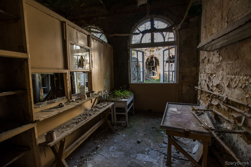 I Captured The Eerie Beauty Of this Abandoned Palace In Poland (30 Pics)