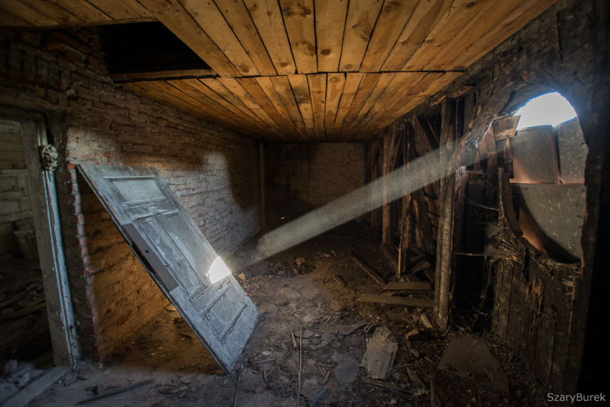 I Captured The Eerie Beauty Of this Abandoned Palace In Poland (30 Pics)