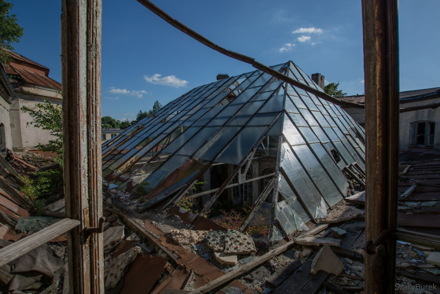 I Captured The Eerie Beauty Of this Abandoned Palace In Poland (30 Pics)