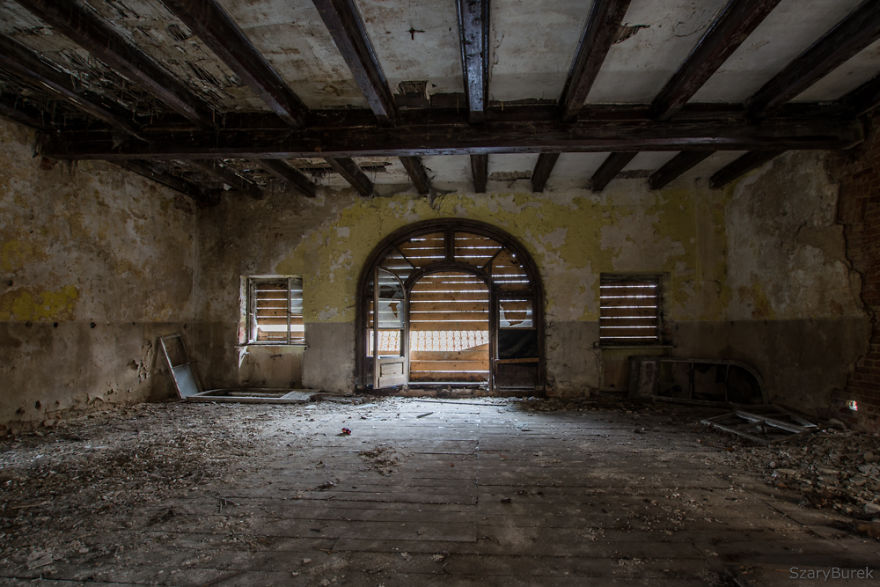 I Captured The Eerie Beauty Of this Abandoned Palace In Poland (30 Pics)