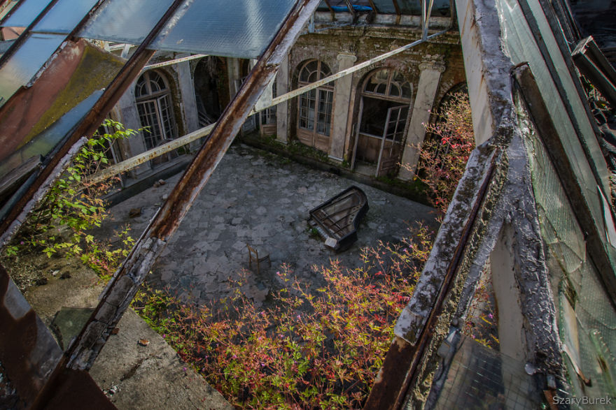 I Captured The Eerie Beauty Of this Abandoned Palace In Poland (30 Pics) I Captured The Eerie Beauty Of this Abandoned Palace In Poland (30 Pics)