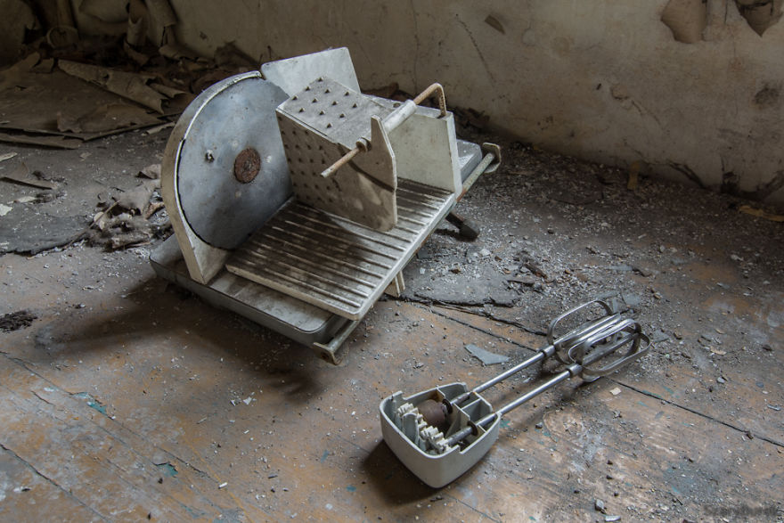 I Captured The Eerie Beauty Of this Abandoned Palace In Poland (30 Pics)