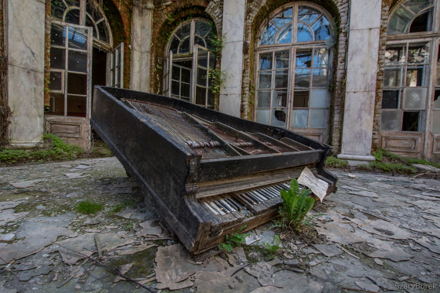 I Captured The Eerie Beauty Of this Abandoned Palace In Poland (30 Pics)