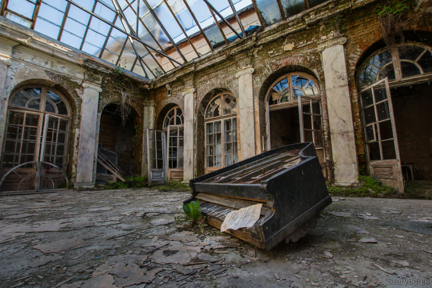 I Captured The Eerie Beauty Of this Abandoned Palace In Poland (30 Pics) I Captured The Eerie Beauty Of this Abandoned Palace In Poland (30 Pics)