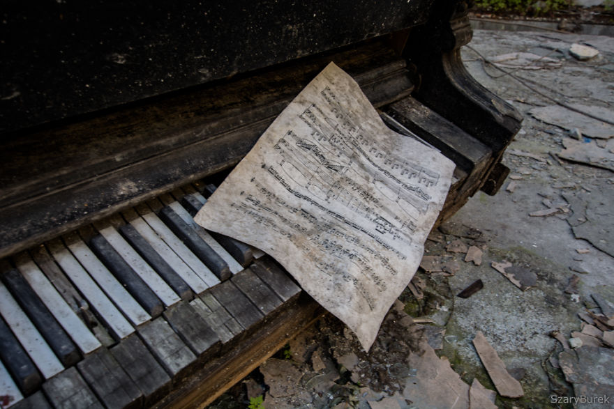 I Captured The Eerie Beauty Of this Abandoned Palace In Poland (30 Pics)