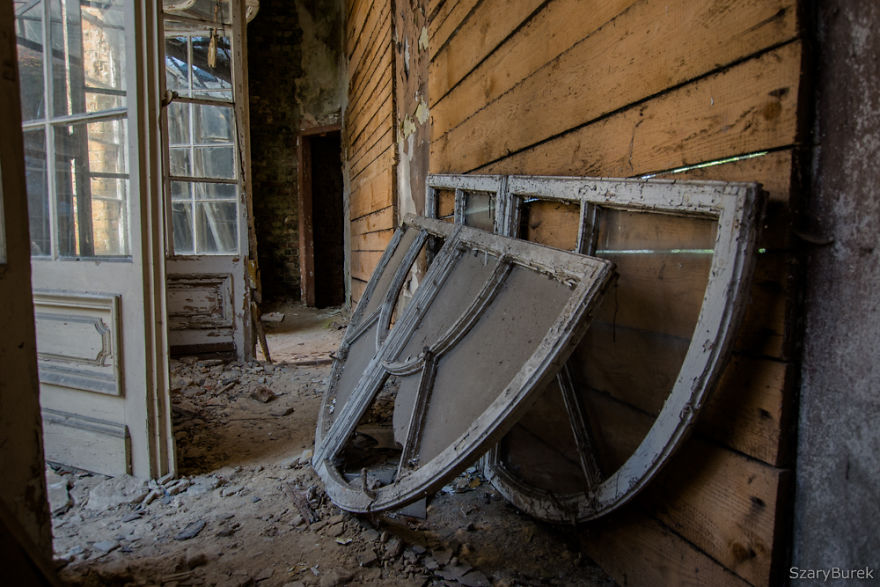 I Captured The Eerie Beauty Of this Abandoned Palace In Poland (30 Pics) I Captured The Eerie Beauty Of this Abandoned Palace In Poland (30 Pics)
