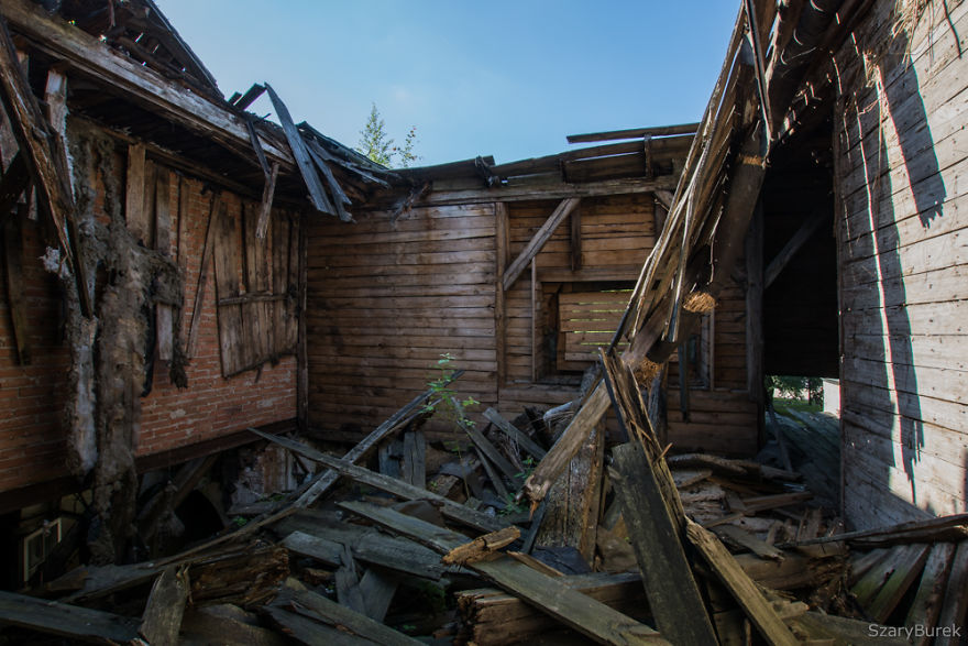 I Captured The Eerie Beauty Of this Abandoned Palace In Poland (30 Pics)