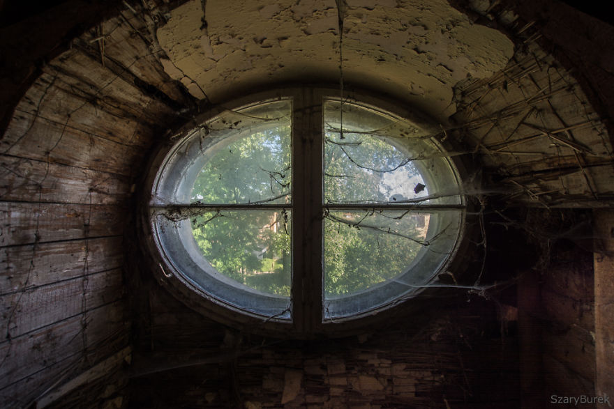 I Captured The Eerie Beauty Of this Abandoned Palace In Poland (30 Pics)