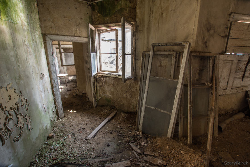 I Captured The Eerie Beauty Of this Abandoned Palace In Poland (30 Pics) I Captured The Eerie Beauty Of this Abandoned Palace In Poland (30 Pics)