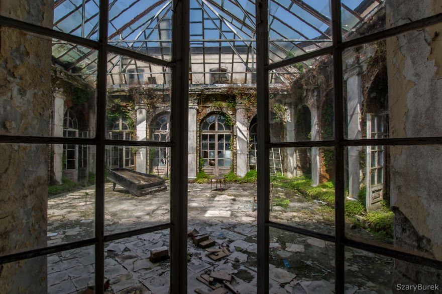 I Captured The Eerie Beauty Of this Abandoned Palace In Poland (30 Pics) I Captured The Eerie Beauty Of this Abandoned Palace In Poland (30 Pics)