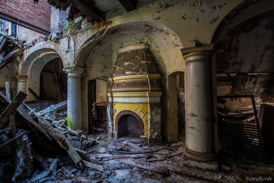 I Captured The Eerie Beauty Of this Abandoned Palace In Poland (30 Pics)