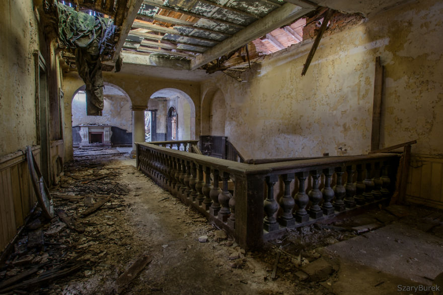 I Captured The Eerie Beauty Of this Abandoned Palace In Poland (30 Pics) I Captured The Eerie Beauty Of this Abandoned Palace In Poland (30 Pics)