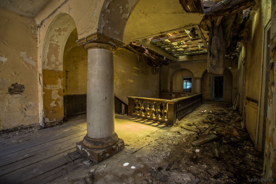 I Captured The Eerie Beauty Of this Abandoned Palace In Poland (30 Pics)
