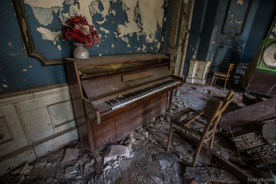 I Captured The Eerie Beauty Of this Abandoned Palace In Poland (30 Pics)