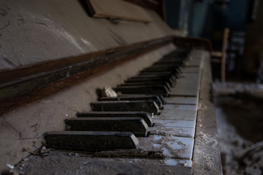 I Captured The Eerie Beauty Of this Abandoned Palace In Poland (30 Pics) I Captured The Eerie Beauty Of this Abandoned Palace In Poland (30 Pics)
