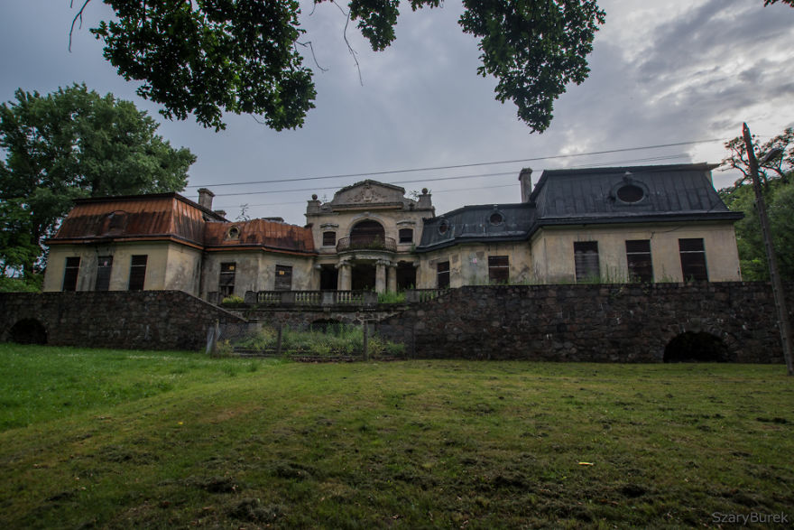 I Captured The Eerie Beauty Of this Abandoned Palace In Poland (30 Pics)