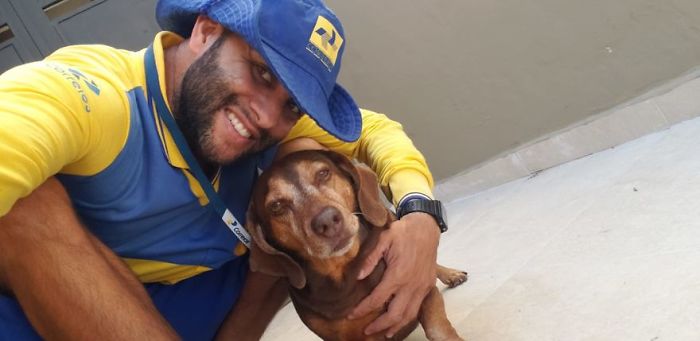 This Brazilian Postman Breaks The Stereotype That Dogs Don't Like Postmen (120 Pics)