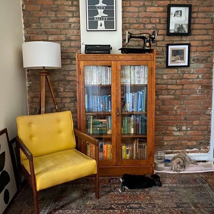 It’s Pouring In NYC But @mel__lpz Is Totally Prepared! Checkout Her Perfect Reading Corner Made Whole By This Morning’s #stoopingsuccess