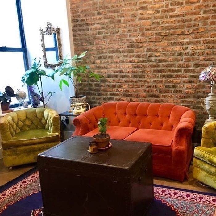 Let’s All Take A Moment To Acknowledge @queso___queen And Her Unreal “Velvet Wonder Wall” #stoopingsuccess!