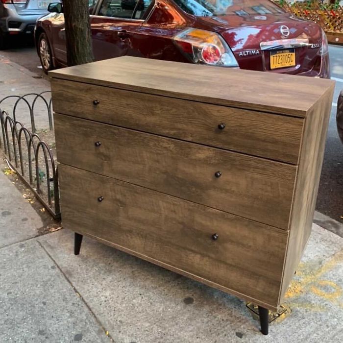 We Can’t Post Everything (We Literally Have Over 500 Submissions Today!) But We Can Definitely Post This! On Bleecker St Between Sullivan And Mcdougal. #stooping