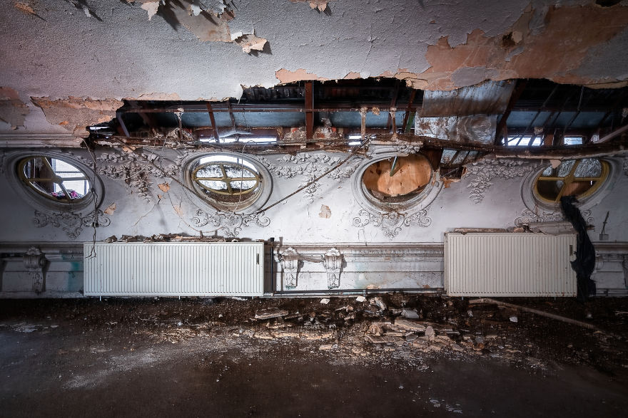 I Visited This Abandoned Movie Theater To Capture These 16 Photographs