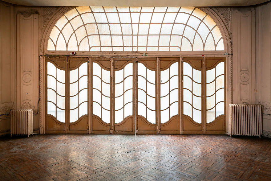 I Visited This Abandoned Movie Theater To Capture These 16 Photographs