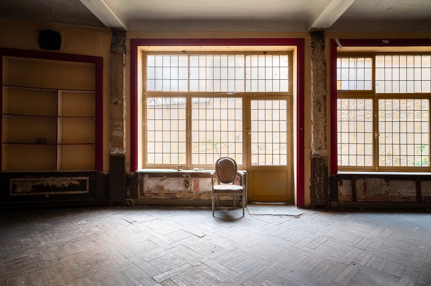 I Visited This Abandoned Movie Theater To Capture These 16 Photographs