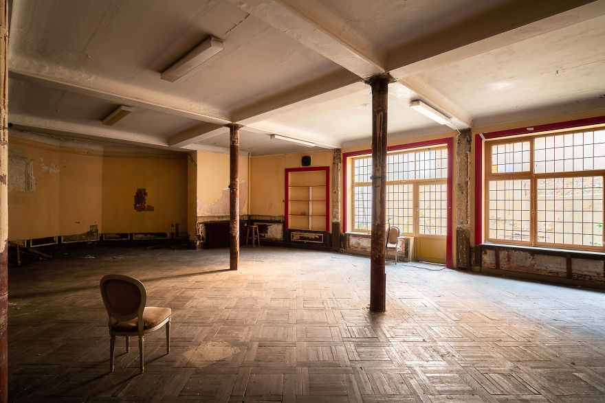 I Visited This Abandoned Movie Theater To Capture These 16 Photographs