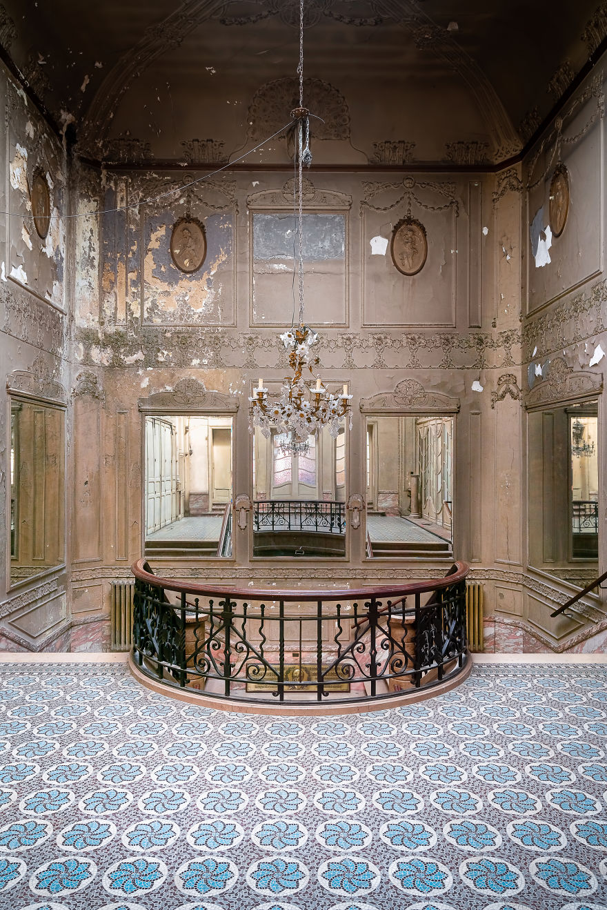 I Visited This Abandoned Movie Theater To Capture These 16 Photographs