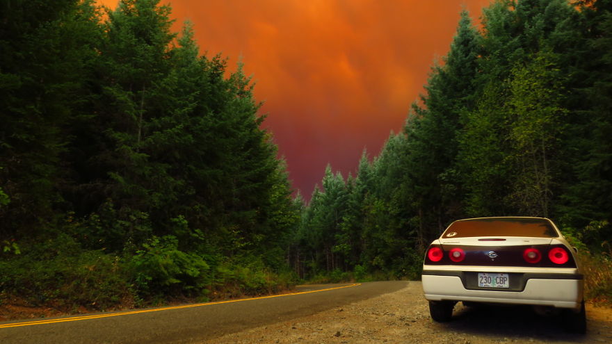 I Took These 14 Photos Of Massive Wildfires A Day Before Evacuation From My House In Oregon