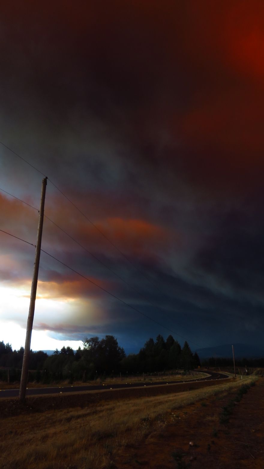I Took These 14 Photos Of Massive Wildfires A Day Before Evacuation From My House In Oregon