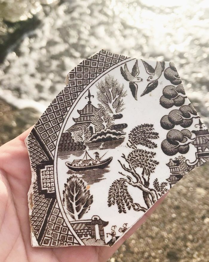 The Willow Pattern Is Used On Ceramic Kitchen And Housewares