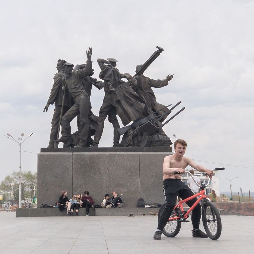 Photographer Reveals Peculiarities Of Russian Daily Life In A Unique Way