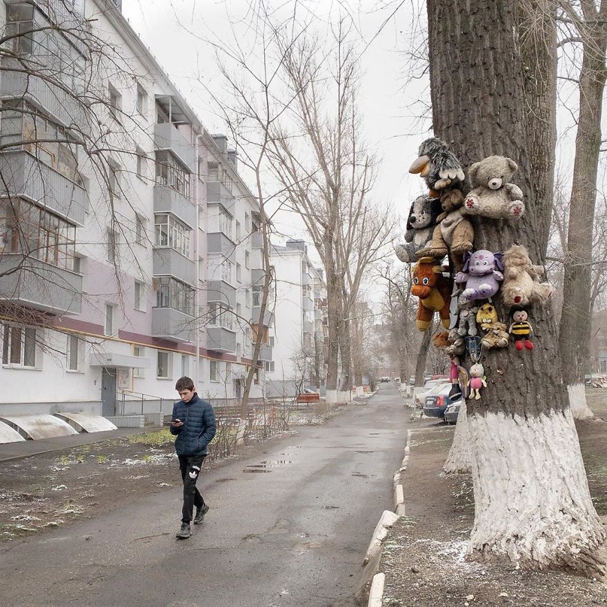 Photographer Reveals Peculiarities Of Russian Daily Life In A Unique Way