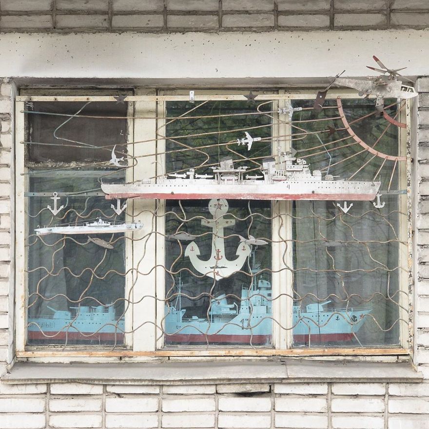 Photographer Reveals Peculiarities Of Russian Daily Life In A Unique Way