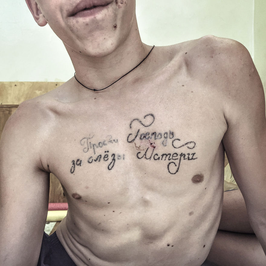 Photographer Reveals Peculiarities Of Russian Daily Life In A Unique Way