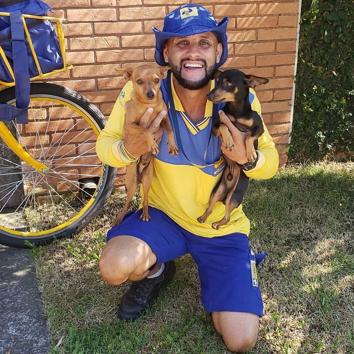 This Brazilian Postman Breaks The Stereotype That Dogs Don't Like Postmen (120 Pics)