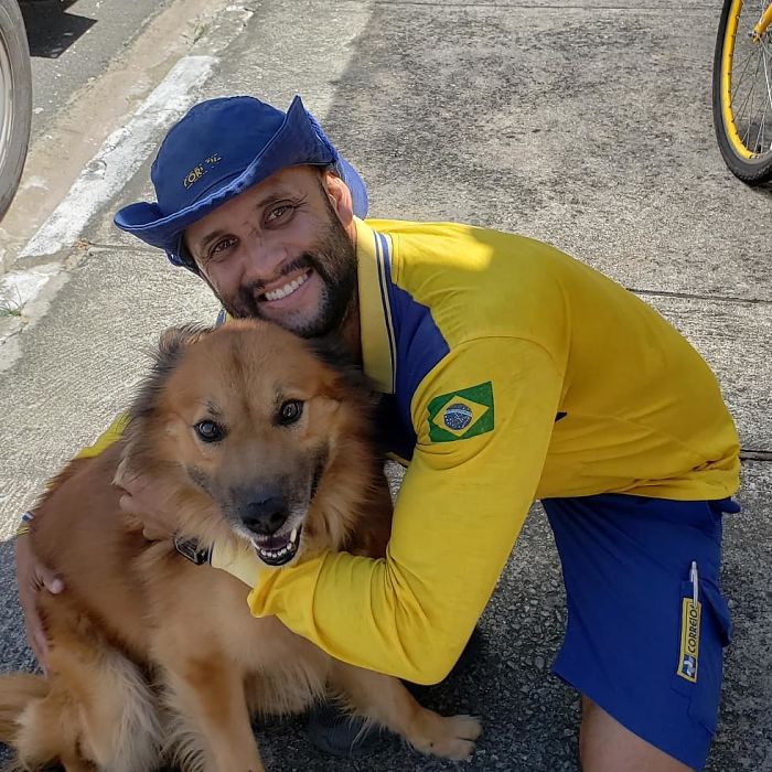 This Brazilian Postman Breaks The Stereotype That Dogs Don't Like Postmen (120 Pics)