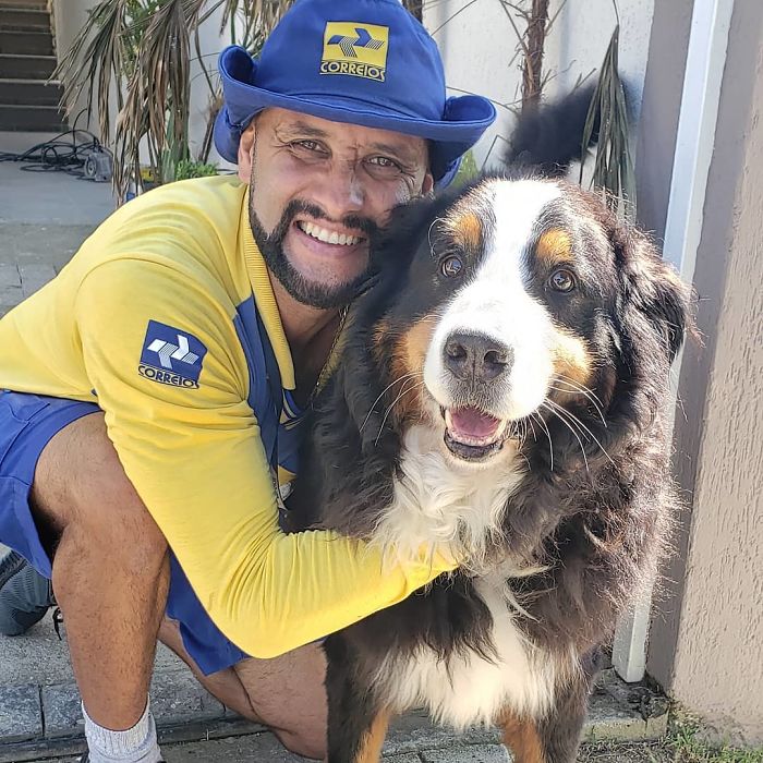 This Brazilian Postman Breaks The Stereotype That Dogs Don't Like Postmen (120 Pics)