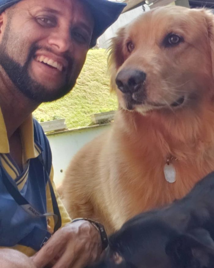 This Brazilian Postman Breaks The Stereotype That Dogs Don't Like Postmen (120 Pics)