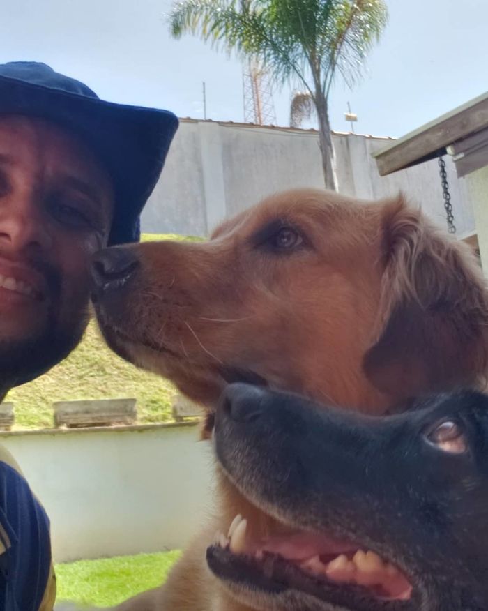 This Brazilian Postman Breaks The Stereotype That Dogs Don't Like Postmen (120 Pics)