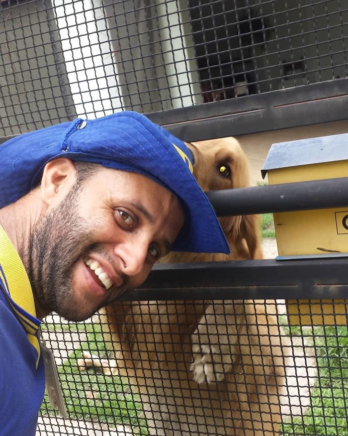 This Brazilian Postman Breaks The Stereotype That Dogs Don't Like Postmen (120 Pics)